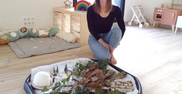 photo  marie leloup, créatrice et gérante de la micro-crèche chez baboo devant un parc d’observation fait de matériaux trouvés dans la nature.  &copy;  le maine libre 