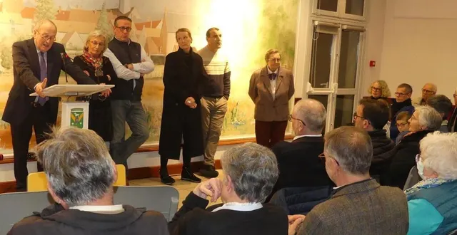 photo  jean-michel bouvier a présenté ses vœux entouré de ses conseillers municipaux.  &copy;  ouest-france 