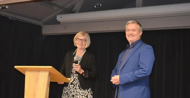 photo  amélie delaunay, maire de montabard, en compagnie de frédéric léveillé, conseiller départemental.  &copy;  ouest-france 
