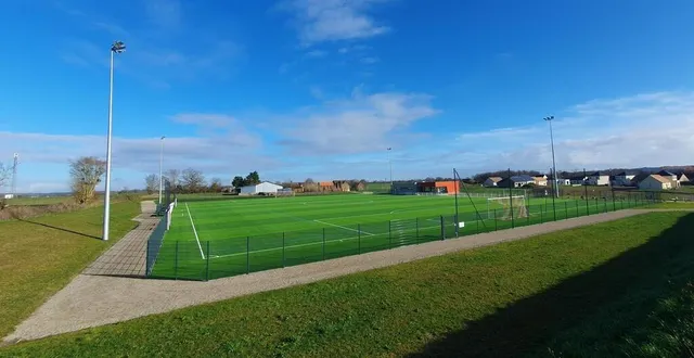photo  nouveau stade de football pelouse synthétique avec le vestiaire rouge  &copy;  ouest-france 