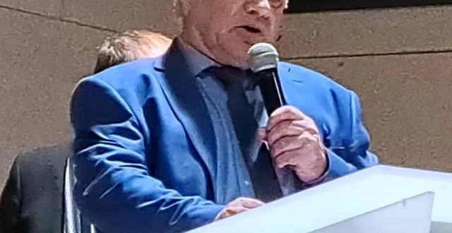 photo  jean-yves avignon présente ses vœux aux spayens.  &copy;  ouest-france 