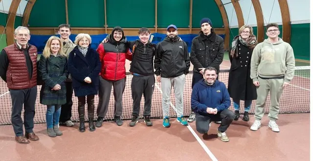 photo  youssef ghezal et oscar franchet (6e et 7e à gauche), en finalistes séniors, en compagnie de gilles gendron de l’egr tennis (1er à gauche) et de membres du club et des familles.  &copy;  ouest-france 