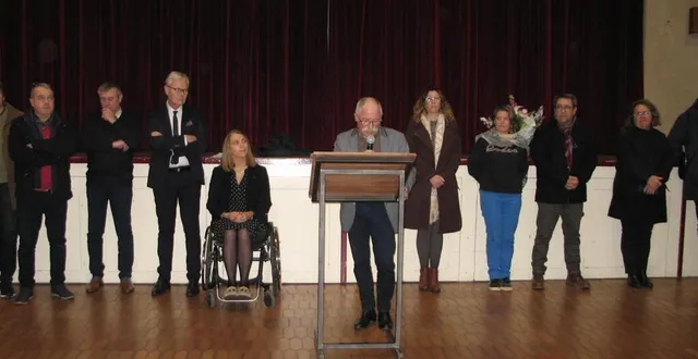 photo  christian lemasson et les élus à la rencontre de la population.  &copy;  le maine libre 