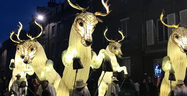 photo  la compagnie remue-ménage a illuminé les rues et les visages de flers (orne) lors de sa parade dans les rues du centre-ville le 2 décembre 2023.  &copy;  ouest-france 