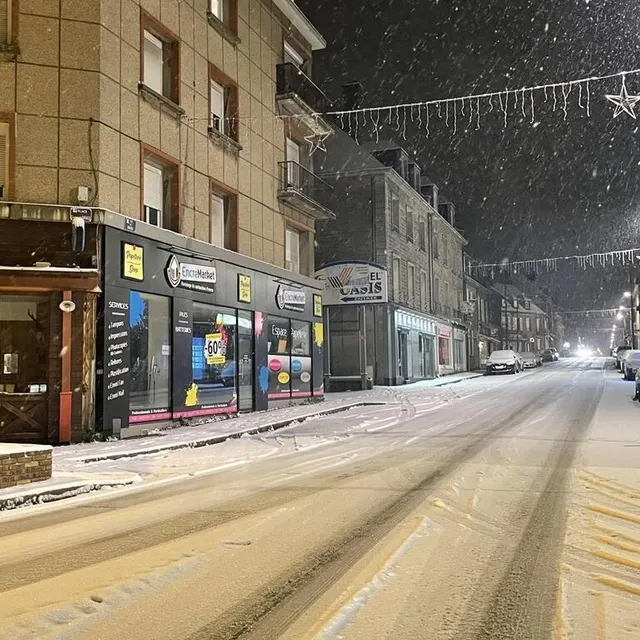 photo la rue de paris, à flers, est sous la neige.  ©  ouest-france