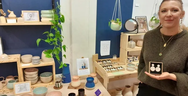 photo  ève de zutter, de rose cobalt, devant ses créations en céramique.  &copy;  ouest-france 