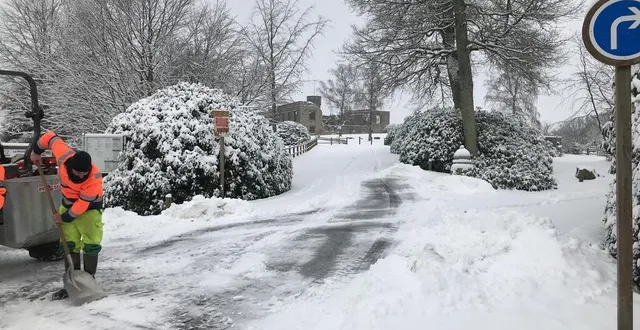 photo  les six agents techniques de flers agglo chargé de la gestion du mont cerisy à cerisy-belle-étoile déblayent la route d’accès au mont, ce mardi 9 janvier 2024.  &copy;  ouest-france 