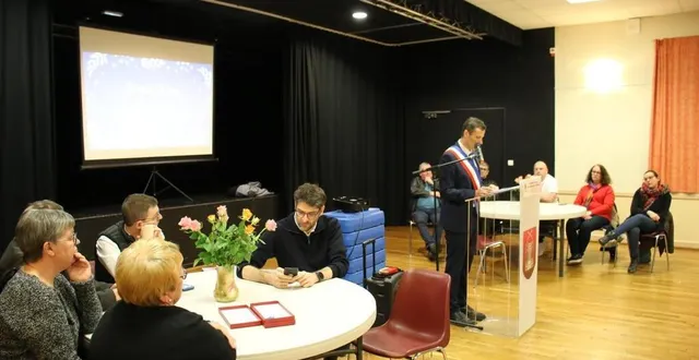 photo  denis assier, accompagné de l’équipe municipale a présenté les vœux.  &copy;  ouest-france 