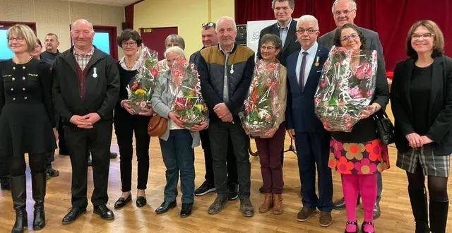 photo  autour des médaillés et de leurs conjoints, à l’issue d’une belle réception placée sous le signe de la reconnaissance.  &copy;  ouest-france 