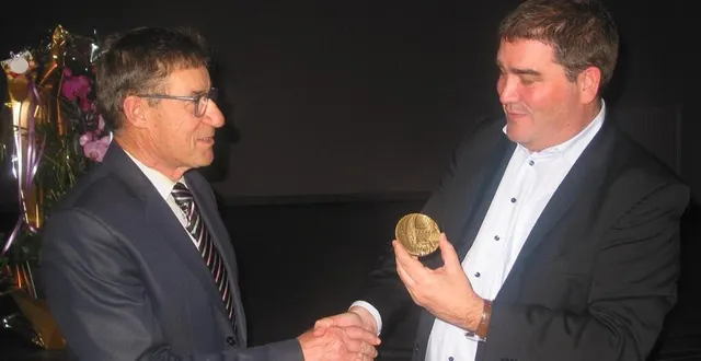 photo  olivier bitz, sénateur, remet la médaille du sénat à luc féret.  &copy;  ouest-france 
