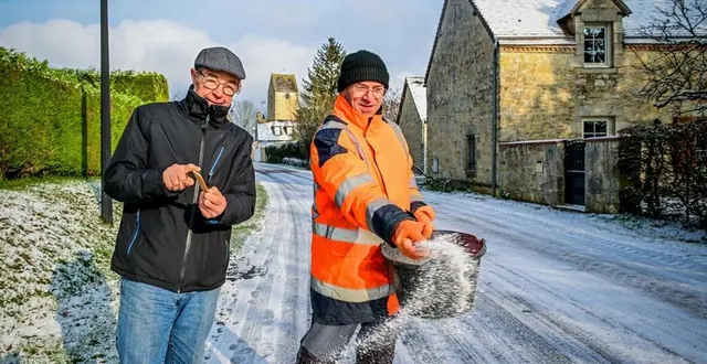 photo  gilles souty (à droite), a passé la matinée à saler les trottoirs de la commune de bérus, située dans le nord de la sarthe.  &copy;  photo le maine libre yvon loue 