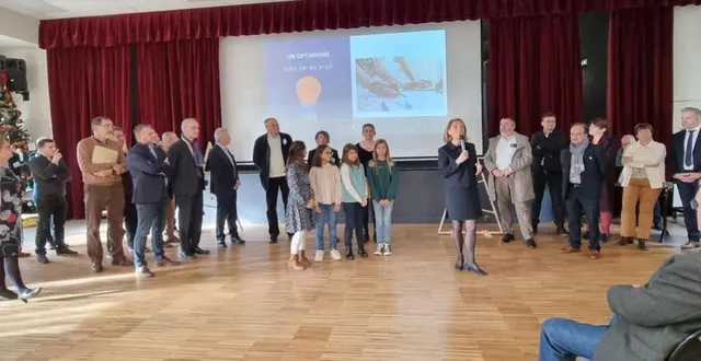 photo  la maire, véronique cantin (au micro) : « renforcer la communauté thérapeutique, améliorer l’accueil des habitants. »  &copy;  ouest-france 