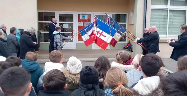 photo  élèves, anciens combattants et habitants se sont réunis dans la cour de l’école devant la plaque commémorative en souvenir de raymond lefèvre, résistant.  &copy;  ouest-france 