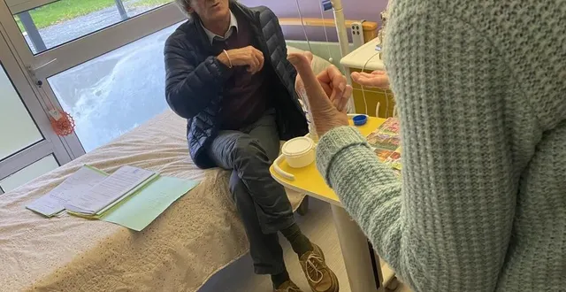 photo  loin de son bureau, éric martin trimballe ses dossiers jusque dans les chambres des personnes qu’il reçoit en audience. comme ici, auprès d’une résidente d’un ehpad dont il faut renouveler la protection.  &copy;  ouest-france 