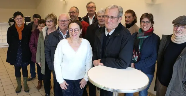 photo  joël etiembre, au centre, maire de dureil, entouré des participants à la cérémonie des vœux de la commune, dimanche 7 janvier 2024.  &copy;  ouest-france 