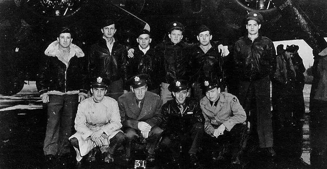 photo  l’équipage du « baby dumpling » abattu le 5 janvier 1944 au-dessus d’aubigné-racan.  &copy;  collection privée 