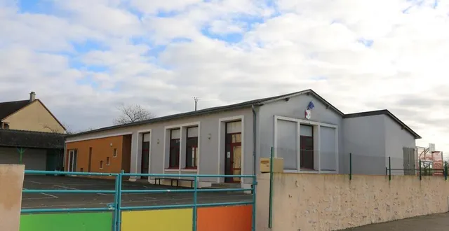 photo  des panneaux solaires devraient être installés sur le toit de l’école courant 2024. ils serviront à alimenter en électricité les bâtiments communaux.  &copy;  ouest-france 