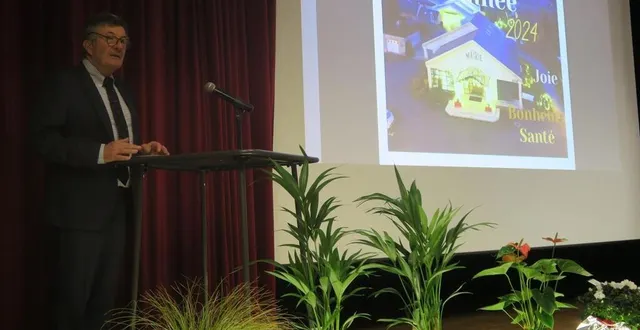 photo  lors de la cérémonie de vendredi soir, pascal lelièvre et ses adjoints ont présenté une synthèse des projets pour l’année, dont la remise aux normes des réseaux  &copy;  ouest-france 