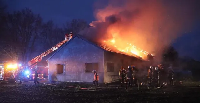 photo  le feu a pris dans la toiture et s’est rapidement étendu à toute la maison d’habitation.  &copy;  ouest-france 