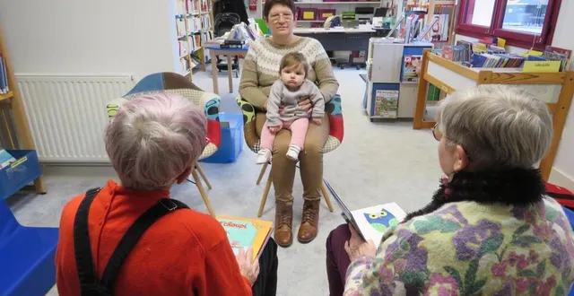 photo  ginette et josiane, bénévoles, sont prêtes à lire les livres à la petite lyna, 10 mois, venue avec catherine son assistante maternelle.  &copy;  le maine libre 