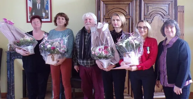 photo  les médaillées ont été félicitées par les élus et leurs collègues du personnel communal.  &copy;  le maine libre 