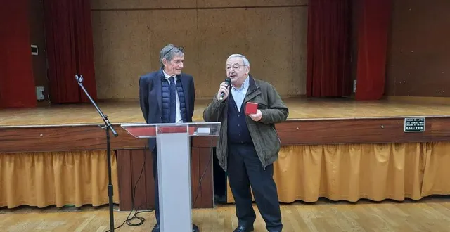 photo  michel brossard a reçu la médaille de ville pour son engagement bénévole à la gestion de la base de loisirs depuis 1986.  &copy;  ouest-france 