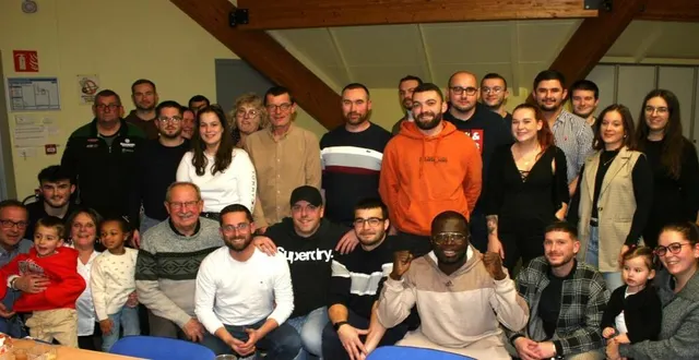 photo  les convives réunis vendredi pour la soirée raclette.  &copy;  le maine libre 