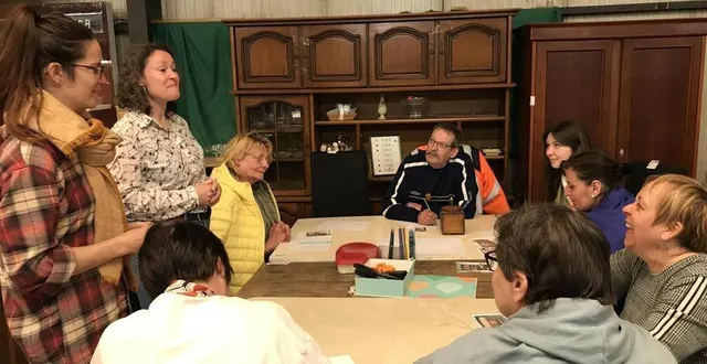 photo  sept personnes ont participé à l’atelier de création d’une planche d’inspiration décoration avec du mobilier de seconde main à la recyclerie les fourmis vertes à landisacq, dans l’orne.  &copy;  archives ouest-france 