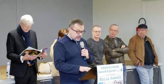 photo  le maire christophe pinto entouré des conseilleurs municipaux et du président du conseil départemental, dominique le mèner.   &copy;  le maine libre 