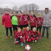 photo  les joueuses de l’équipe féminine se sont vues remettre un nouveau jeu de maillots officiel, offert par un nouveau partenaire du club : l’épicerie multiservices « l’étoffe » de la lande-saint-siméon. 