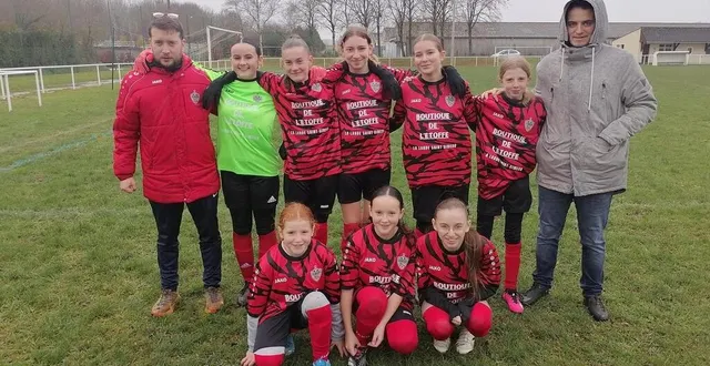photo  les joueuses de l’équipe féminine se sont vues remettre un nouveau jeu de maillots officiel, offert par un nouveau partenaire du club : l’épicerie multiservices « l’étoffe » de la lande-saint-siméon.  &copy;  club foot ségrie 
