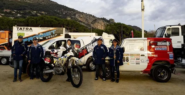 photo  naoko matsumoto roquet et yoshimasa sugawara (à droite) devant leur suzuki, ai tanaka, seule autre japonaise au départ et à moto, et miton roquet (2e à gauche) lors de la présentation à menton (alpes-maritimes).  &copy;  eye ohashi 