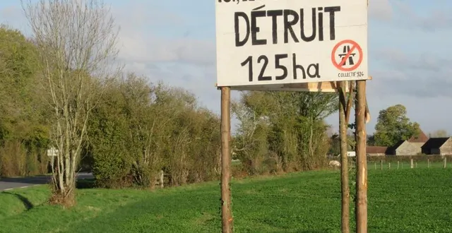 photo  un panneau posé par le collectif 924, opposé à la 2x2 voies entre briouze et sevrai.  &copy;  archives ouest-france 