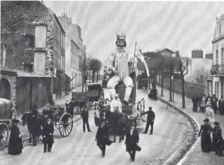 photo ?Le carnaval est installé à Granville (Manche) depuis des décennies. Ici, le roi du Carnaval, tout jeune, pendant la cavalcade de 1903. Archives Jacques Bougeard. 