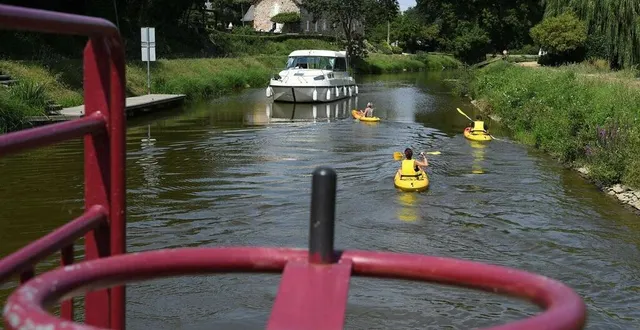 photo  l’éclusier gère notamment le passage des bateaux.  &copy;  archives le courrier de l’ouest – laurent combet 