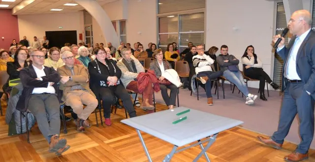 photo  plus de 150 personnes étaient présentes à la cérémonie des vœux du maire laurent hubert.  &copy;  le maine libre 