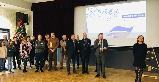 photo  la cérémonie des vœux municipaux de neuville a fait salle comble à la salle polyvalente. la réunion a été clôturée par un verre de l’amitié.  &copy;  le maine libre 