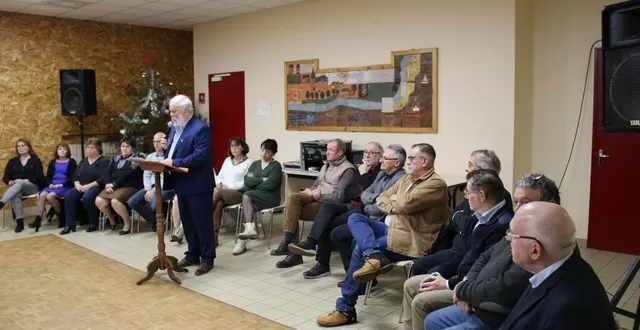 photo  accompagné de l’équipe municipale, andré trottet, a présenté ses vœux à la population.  &copy;  ouest-france 