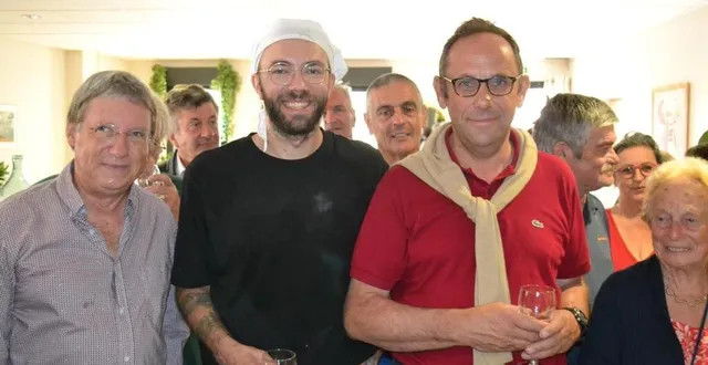 photo  thomas willot (au centre), ici entouré d’élus dont le marie d’avoise antoine d’amécourt à droite, avait repris la guinguette à l’été 2023.  &copy;  photo : archive le maine libre 