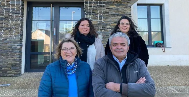 photo  les quatre agents recenseurs : ( de gauche à droite, 2e rang ) martine launay, aline garnier, puis catheline garreau et hervé chatry, posent ici devant la mairie, prêts à visiter chaque foyer de la commune.  &copy;  ouest-france 