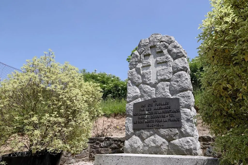 Stèle dédiée à la Résistance route de Tessy l’opposition de gauche de
