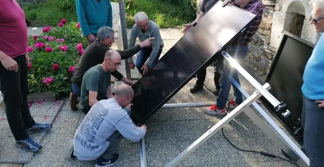 photo  la première initiative d’achat groupé de kits solaires photovoltaïques, en 2023, organisée par jean-yves busson (deuxième accroupi ), a donné l’occasion aux membres du groupe de constituer des ateliers de pose et de rechercher des solutions communes.  &copy;  archives ouest-france 