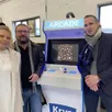 photo gwenaëlle esnault et régis pinaud (à gauche) se sont associés à nicolas galais (à droite) posent ici avec le modèle de bornes d’arcades vendues à l’opticien krys.