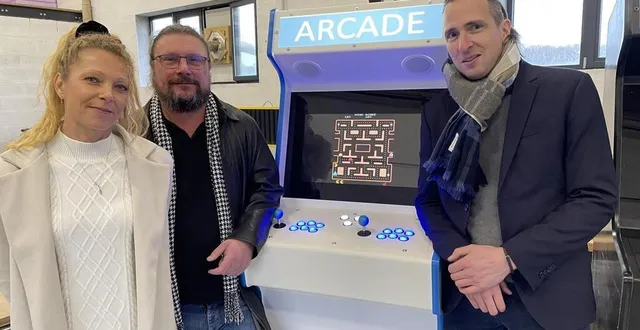 photo  gwenaëlle esnault et régis pinaud (à gauche) se sont associés à nicolas galais (à droite) posent ici avec le modèle de bornes d’arcades vendues à l’opticien krys.  &copy;  le maine libre 