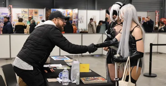 photo  ross marquand, le fameux aaron dans la série « the walking dead », avec deux cosplayeuses. le natif du colorado (états-unis) s’est plié de bonne grâce au jeu des dédicaces. il sera présent encore ce dimanche 14 janvier 2024, de 10 h à 18 h.  &copy;  ouest-france 