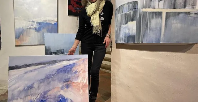 photo  michèle gosnet-frassetto et la toile souffle ligérien, qui sera exposée à paris fin janvier.  &copy;  le maine libre 