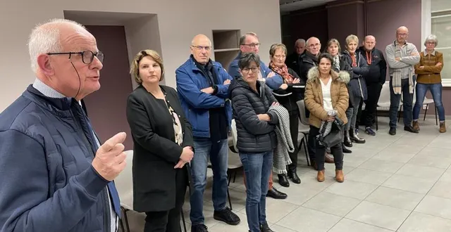 photo  le maire de sarceaux (à gauche) avec une partie des participants à la cérémonie des vœux.  &copy;  ouest-france 