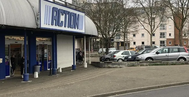 photo  une femme a été mortellement touchée par une voiture qui a dévalé une volée de marches devant le magasin action, vendredi soir, 12 janvier, au mans.  &copy;  ouest-france 