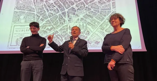 photo  en marge de la cérémonie des vœux, joaquim pueyo, maire d’alençon, et fabienne mauger, adjointe en charge de la culture, ont présenté la carte du centre-ville d’alençon commandée à pablo raison.  &copy;  ouest-france 