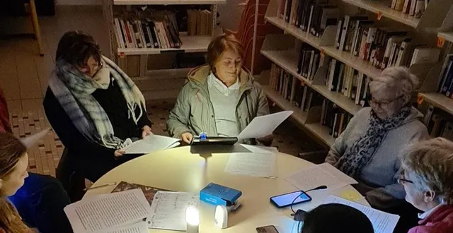 photo  les bénévoles se sont déjà plongés dans l’ambiance de la soirée lors d’une répétition.  &copy;  le maine libre 